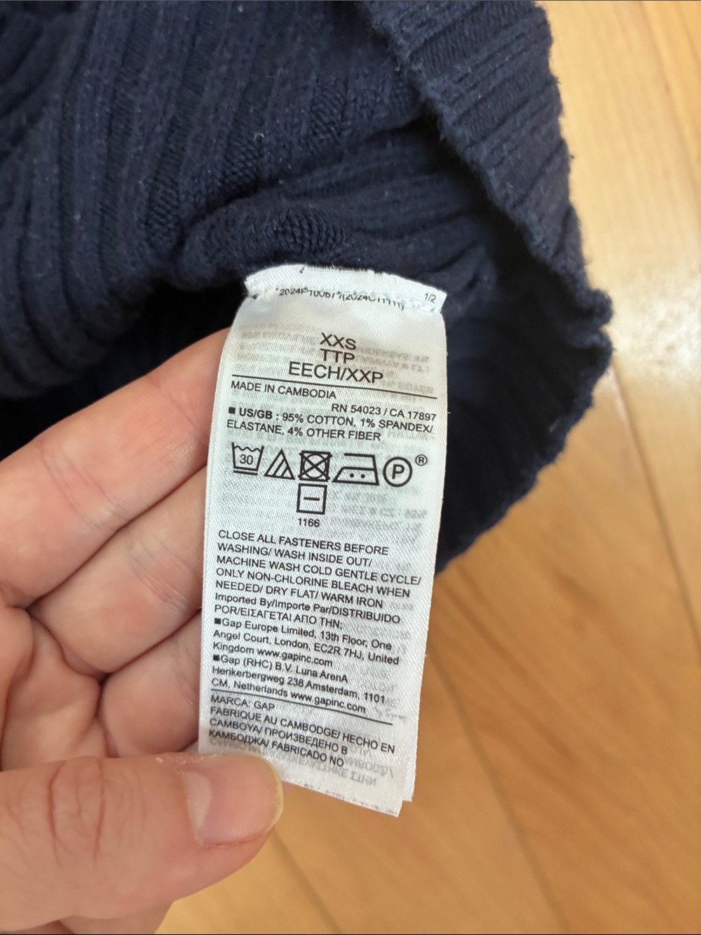 GAP Black Ribbed V-Neck Button-Front Cardigan - Picture 4 of 4